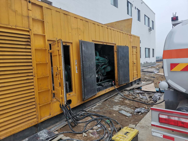 思明如何在发电机出租合同中约定设备的维修和保养责任？